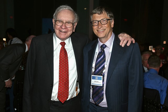 Tỷ ph&uacute; Warren Buffett (tr&aacute;i) v&agrave; Bill Gates duy tr&igrave; t&igrave;nh bạn suốt 29 năm qua. Ảnh: CNBC.